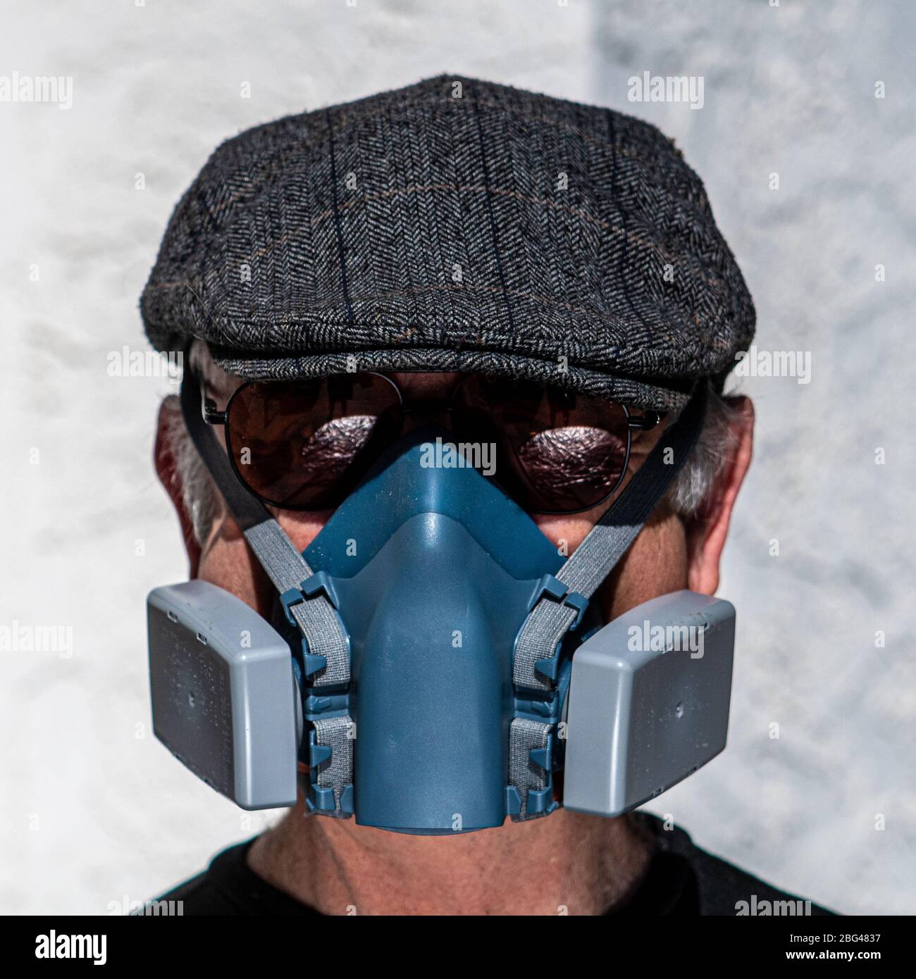 Portrait d'un homme portant un masque filtre HEPA et des lunettes de soleil  Photo Stock - Alamy
