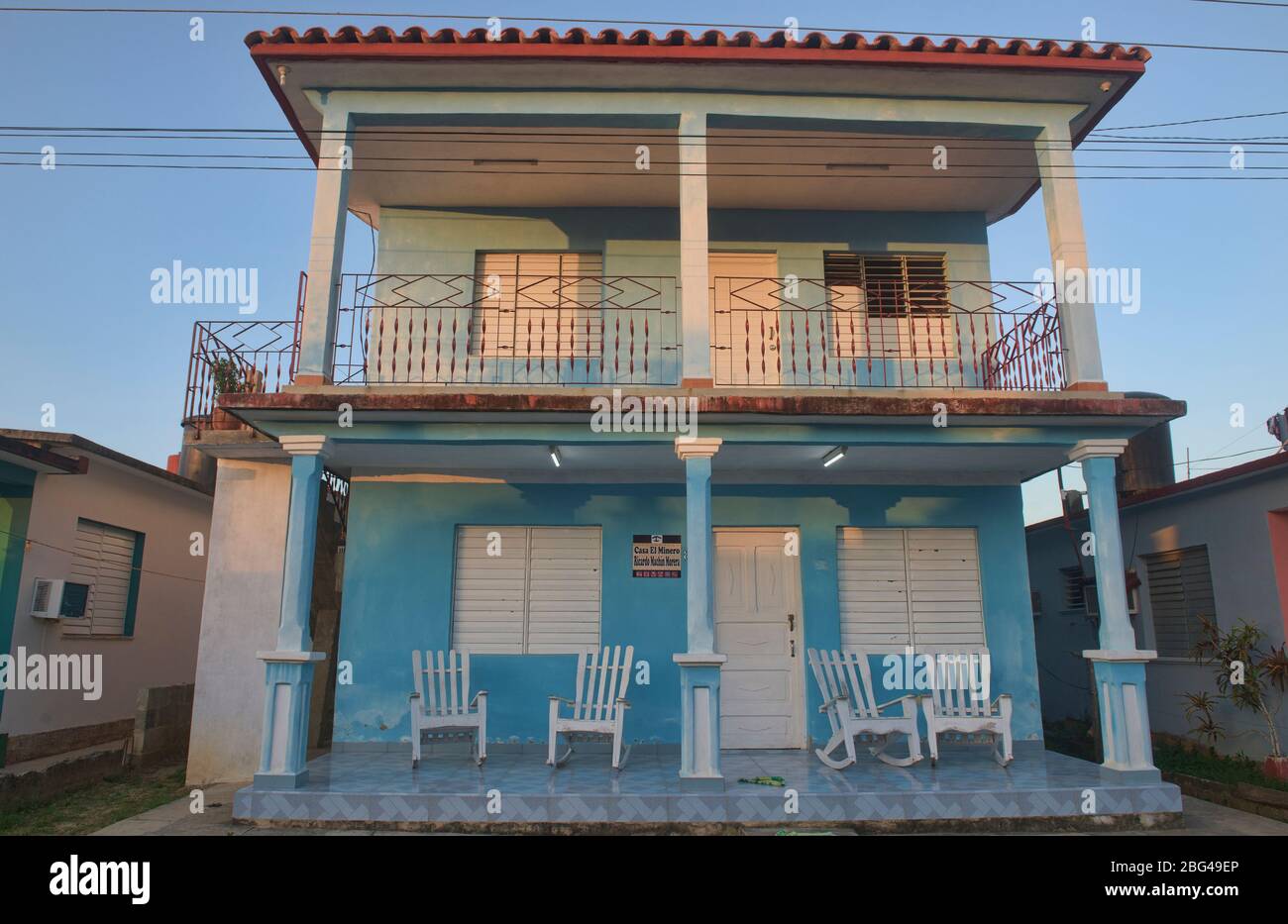 Maison d'accueil traditionnelle casa particulier avec chaises à bascule à Viñales, Cuba Banque D'Images