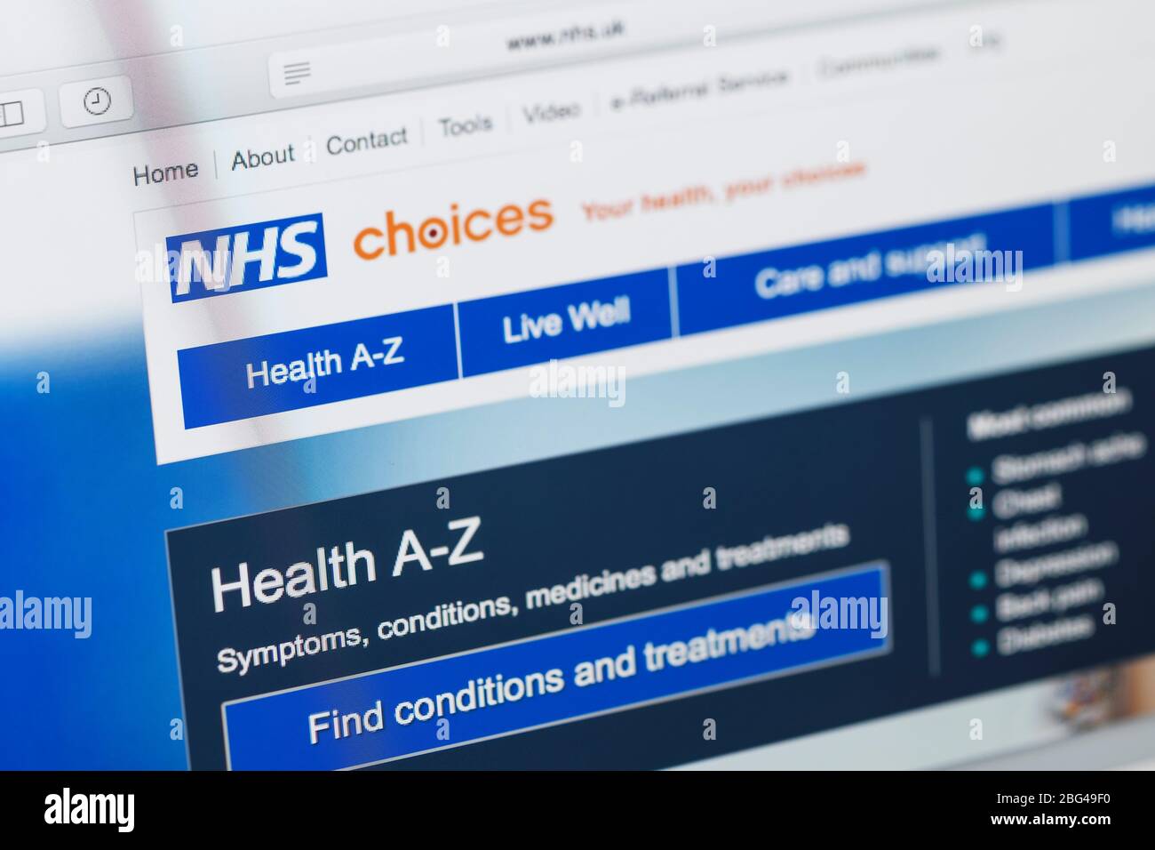 Gros plan sur la page d'accueil du site Web du NHS sur un écran d'ordinateur Banque D'Images