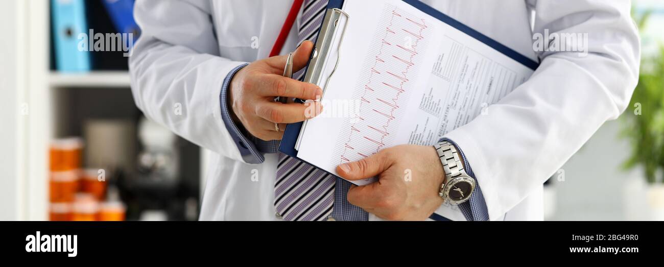 Tampon pour document de prise de main pour médecin mâle Banque D'Images