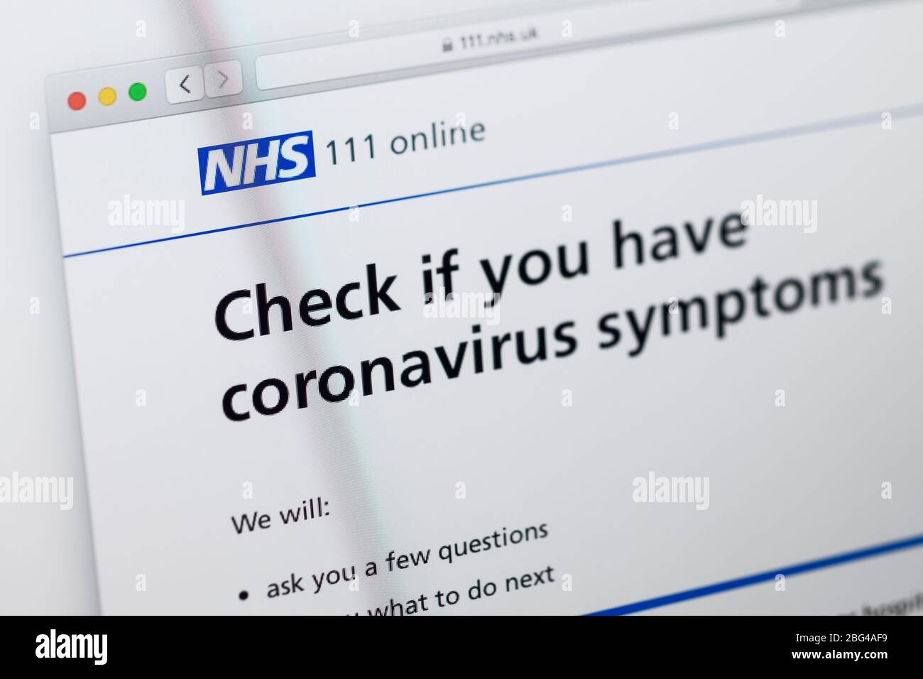 Gros plan sur la page d'accueil du site Web du NHS 111 montrant des informations sur les symptômes du Coronavirus Covid 19 Banque D'Images