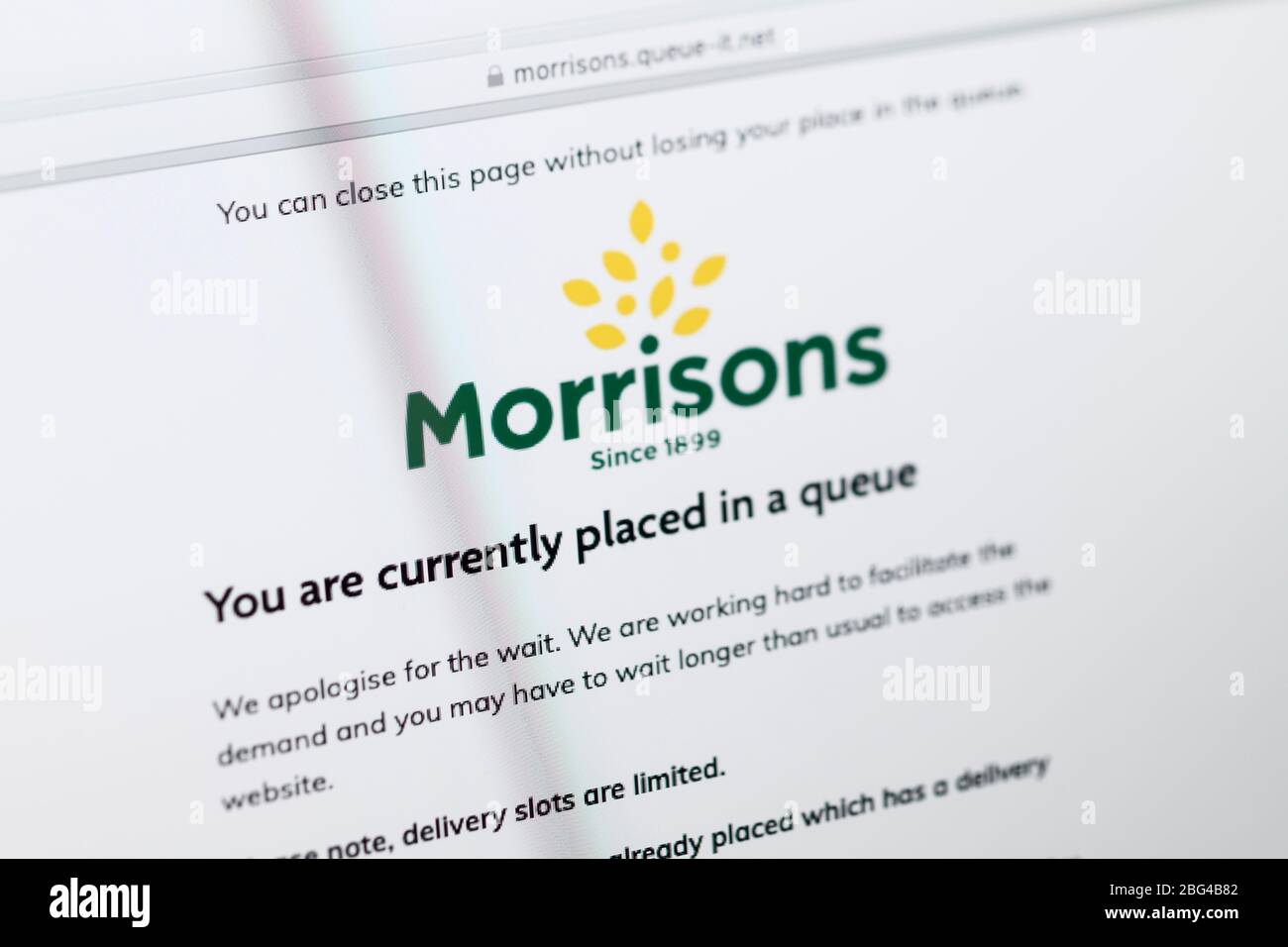 Gros plan sur la page d'accueil de supermarché Morrisons montrant qu'un système de file d'attente est en place pour les commandes en ligne Banque D'Images
