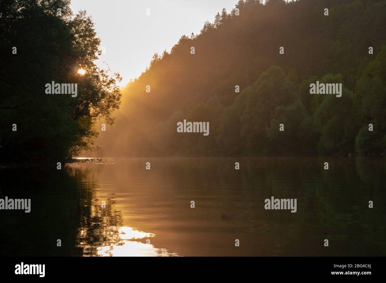 Soir sur la rivière Kupa (Kolpa) entre la Croatie et la Slovénie Banque D'Images