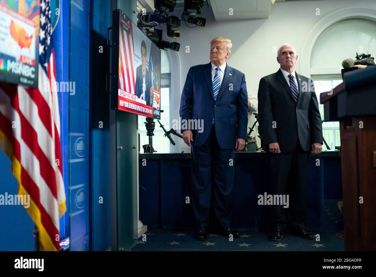 Le président américain Donald Trump, accompagné du vice-président Mike Pence, regarde une vidéo du gouverneur de New York, Andrew Cuomo, qui félicite les gouvernements fédéral et d'État lors d'un exposé sur les mises à jour du coronavirus dans la salle d'information de la Maison Blanche le 19 avril 2020 à Washington, DC. Banque D'Images