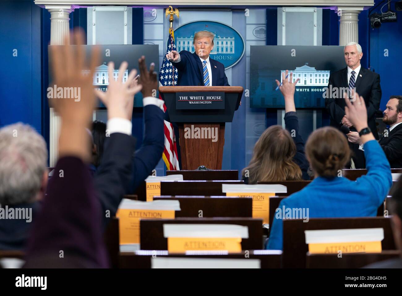 Le président américain Donald Trump, prend une question d'un journaliste lors d'un exposé sur les mises à jour du coronavirus dans la Briefing Room de la Maison Blanche le 19 avril 2020 à Washington, DC. Banque D'Images