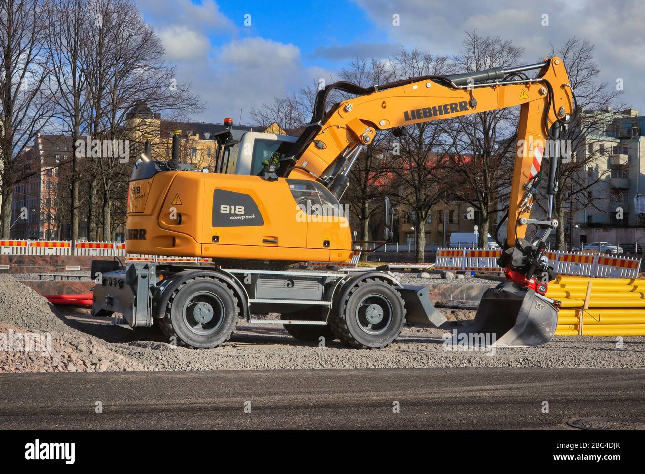Nouvelle pelle hydraulique à roues compacte Liebherr A 918 sur le site des travaux de rue à Helsinki, en Finlande. Pose de tuyaux à l'écart. Helsinki, Finlande. 25 mars 2020. Banque D'Images