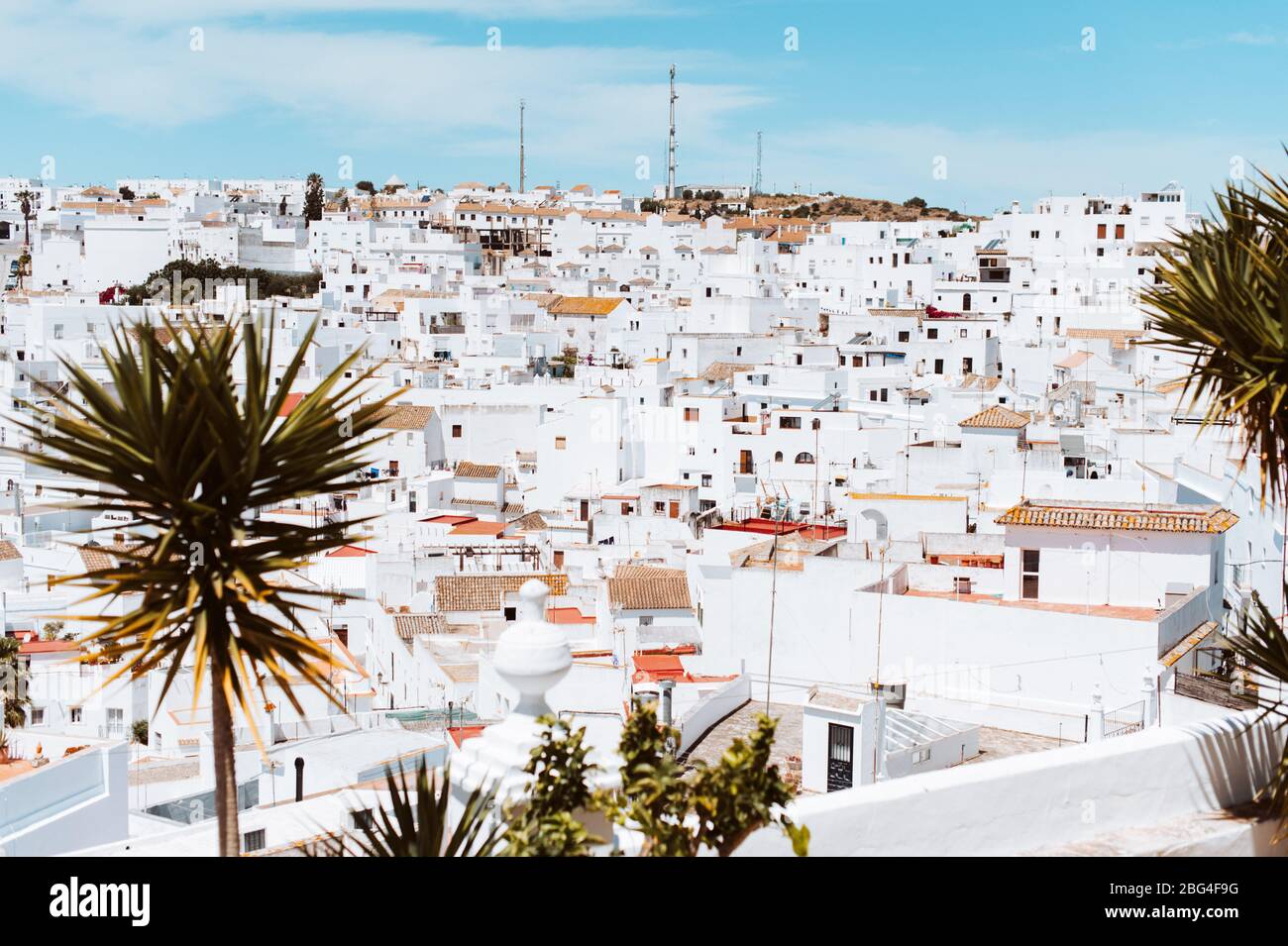 Village blanc contre ciel bleu avec yucca arbres dans le sud de l'Espagne Banque D'Images