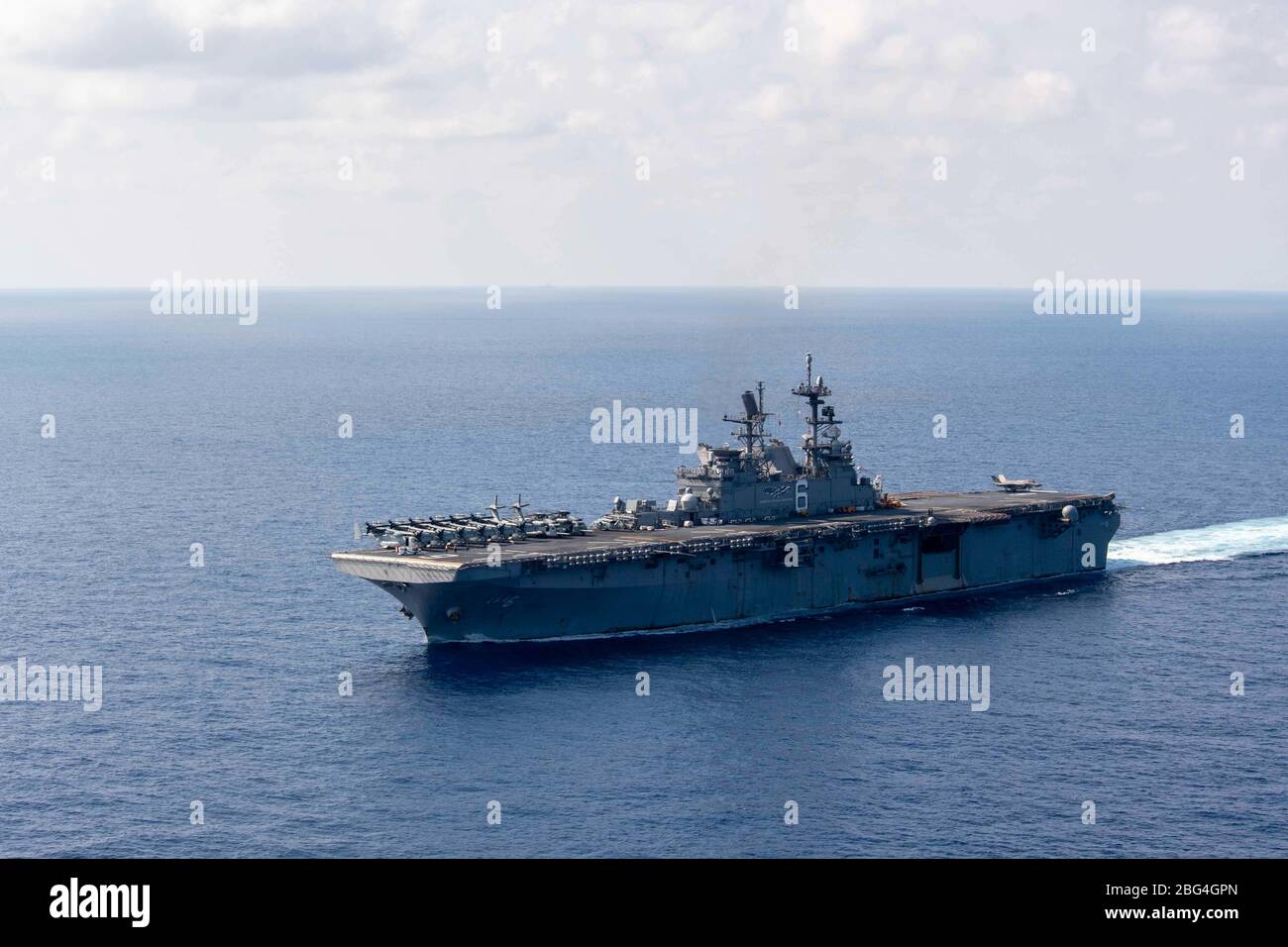 Le navire d'assaut amphibie de la marine américaine, navire amiral USS America, lors d'une patrouille de routine le 18 avril 2020 en mer de Chine méridionale. Banque D'Images