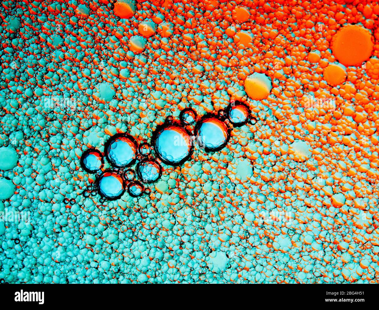 Bulles d'huile et de savon dans l'eau Banque D'Images