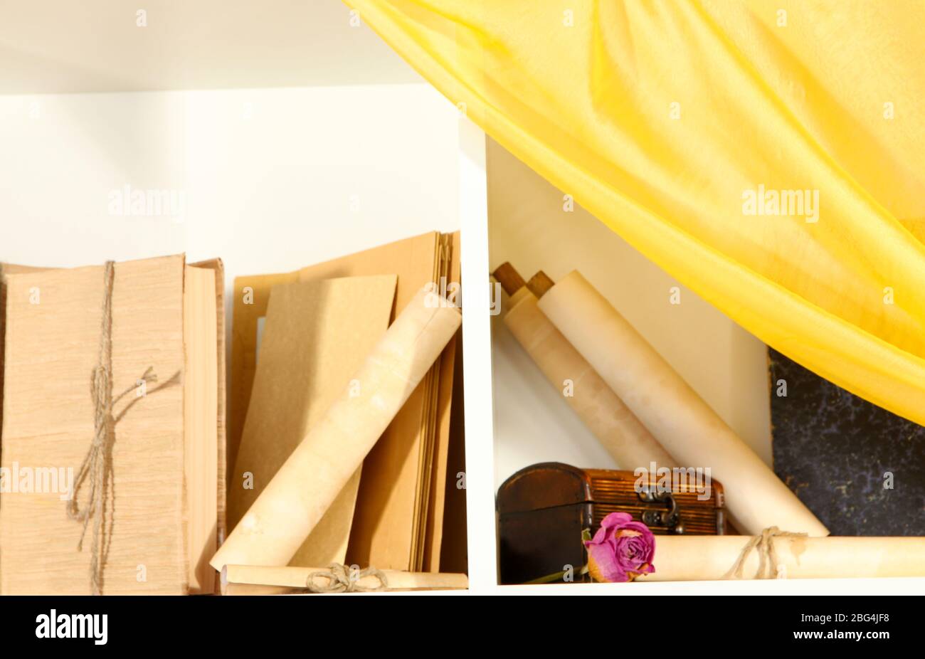 Livres sur étagères blanches Banque D'Images