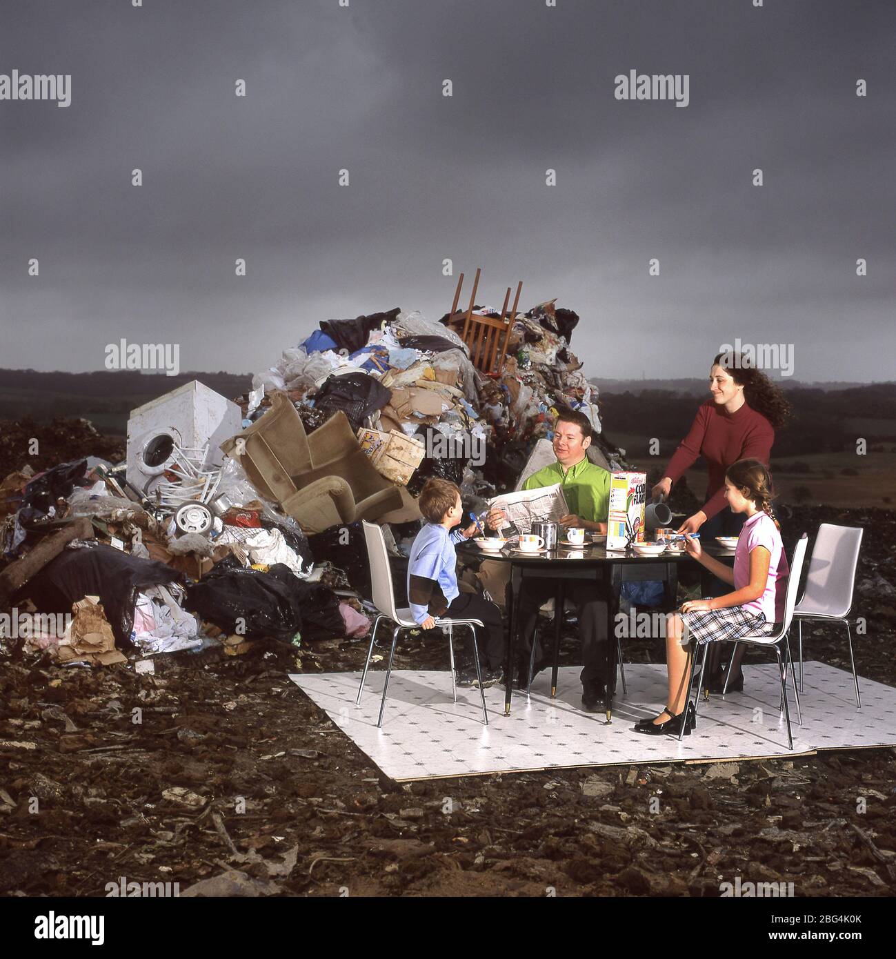 Une famille devant un tas d'une année d'accumulation de déchets de remplissage de terre. Banque D'Images Une famille devant un tas d'une année d'accumulation de déchets de remplissage de terre. Banque D'Images