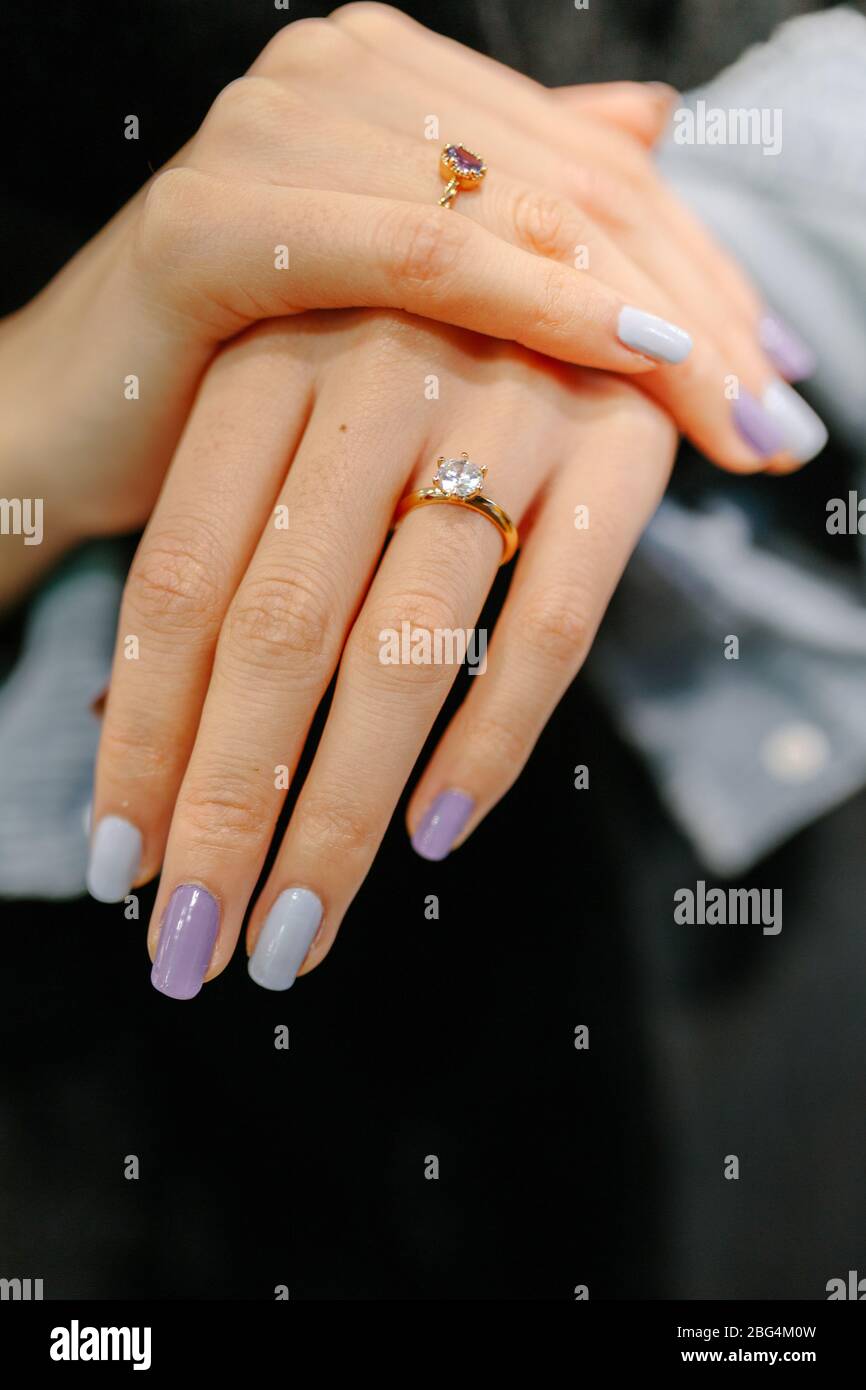 Jeune femme méconnaissable avec un anneau en diamant sur son doigt pour son h Banque D'Images