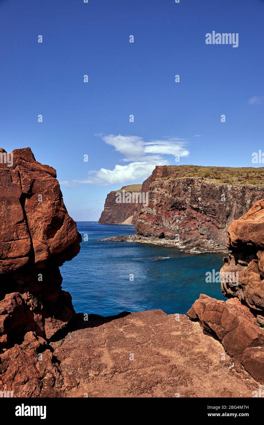 Vue sur la côte depuis la randonnée à Lanai, Hawaï Banque D'Images