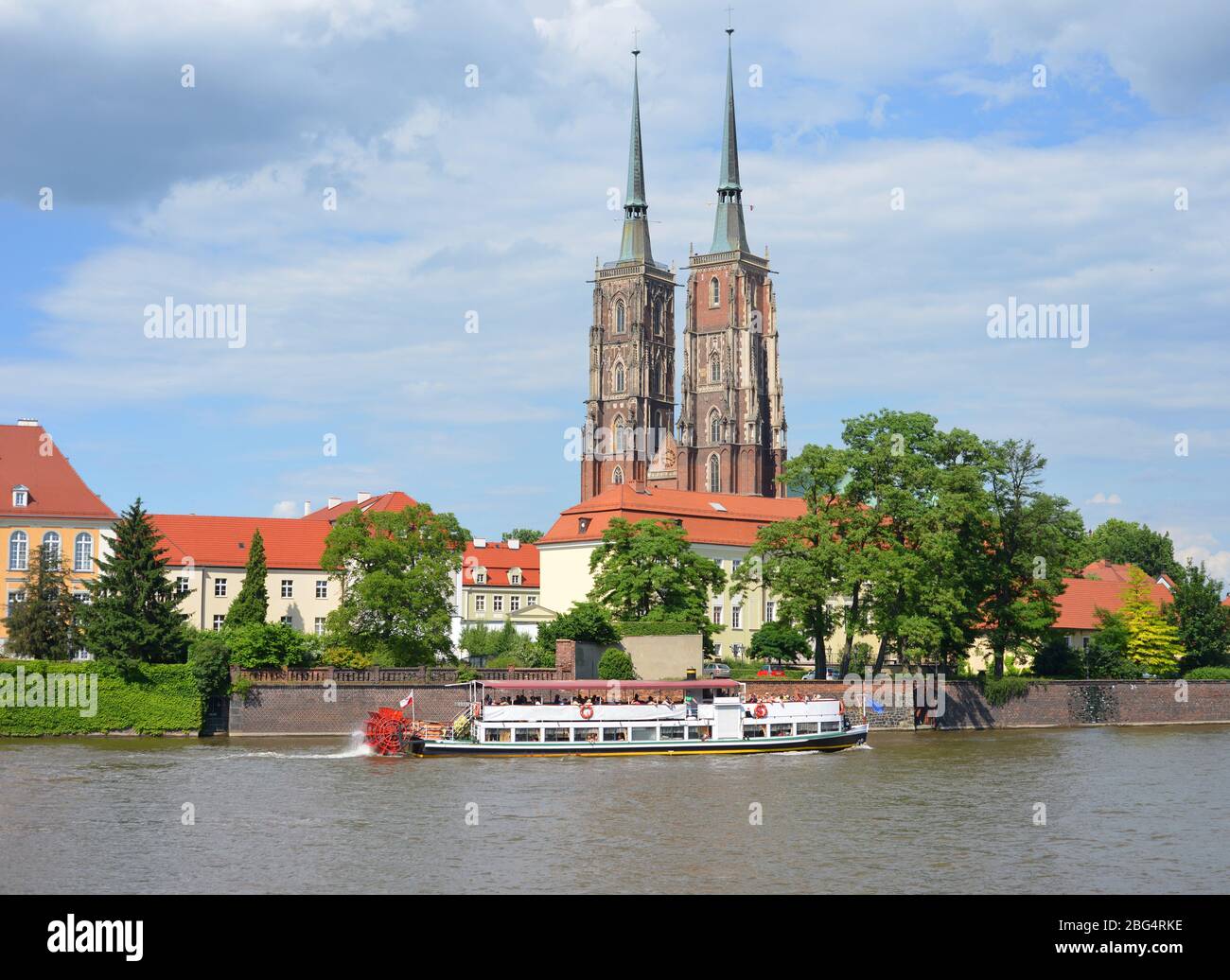 Wroclaw, Pologne 06-23-2013 cathédrale avec bateau touristique sur la rivière Banque D'Images