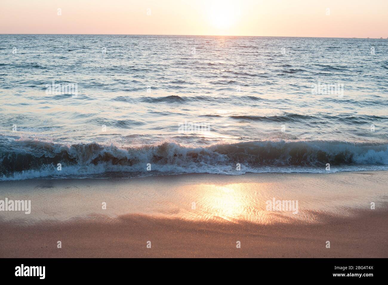 Coucher de soleil sur l'océan Pacifique sur la plage au Mexique Banque D'Images