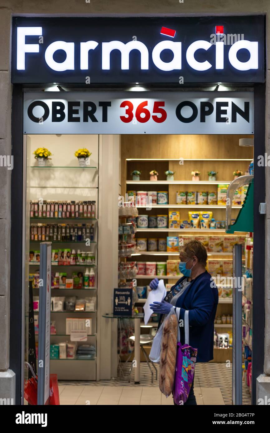 Barcelone, Espagne. 20 avril 2020. Femme portant un masque et faisant la queue pour acheter des médicaments dans une pharmacie à Barcelone Banque D'Images