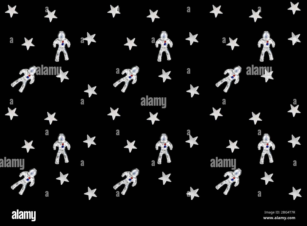 Motif sans couture en astronautes et étoiles argentés sur le noir Banque D'Images