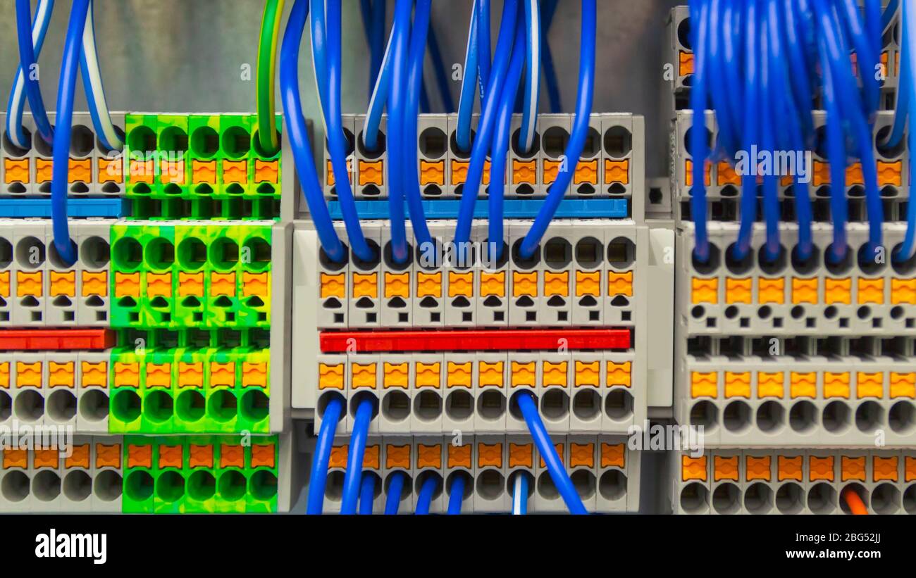 Borne du câble de commande et du conduit de fil.bornier. Boîtier  d'alimentation industrielle Photo Stock - Alamy