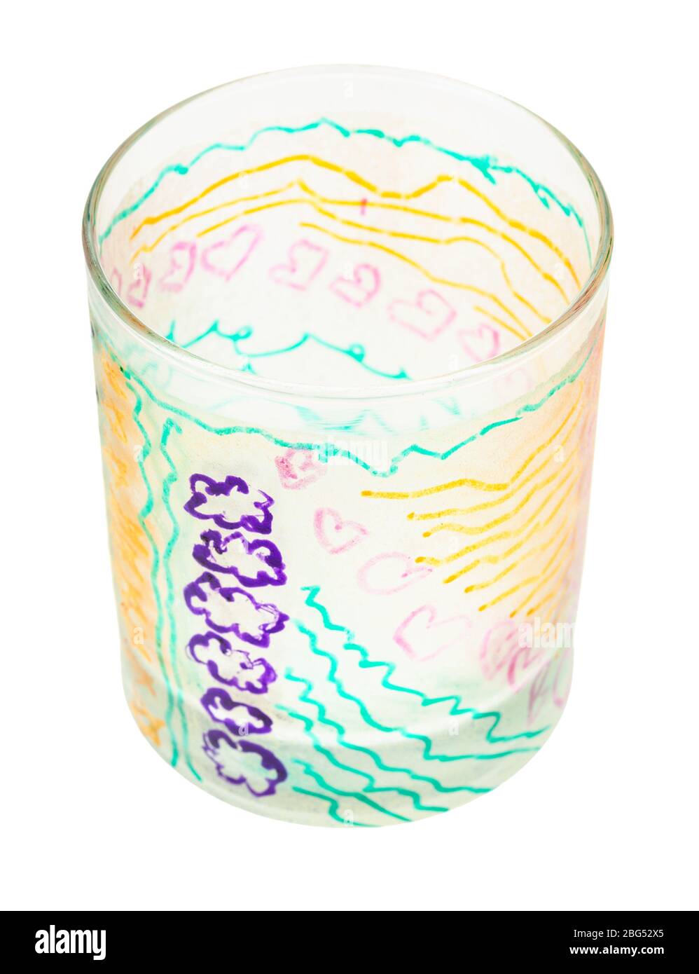 peinture en verre - verre peint à la main vide isolé sur fond blanc Banque D'Images