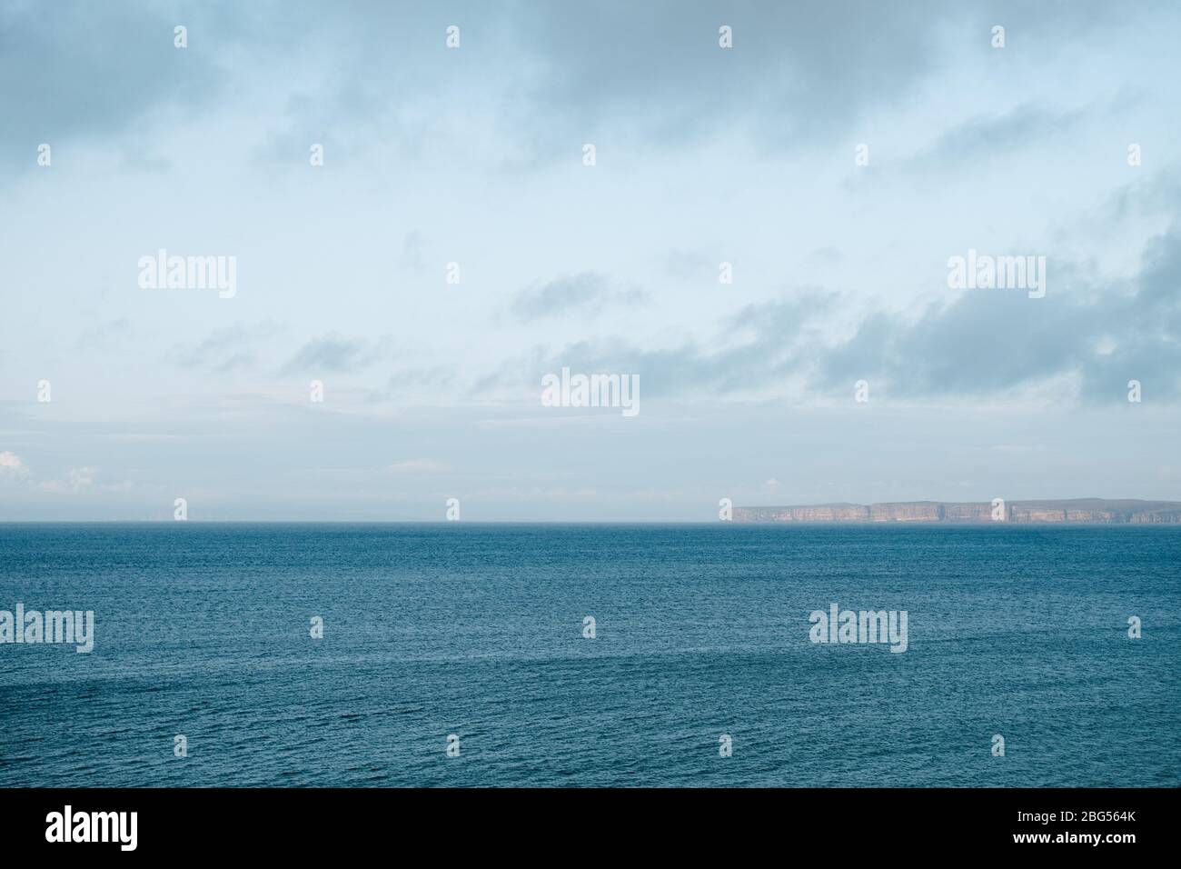 Vue sur Dunnet Head depuis Thurso, Caithness, Écosse, Royaume-Uni. Banque D'Images