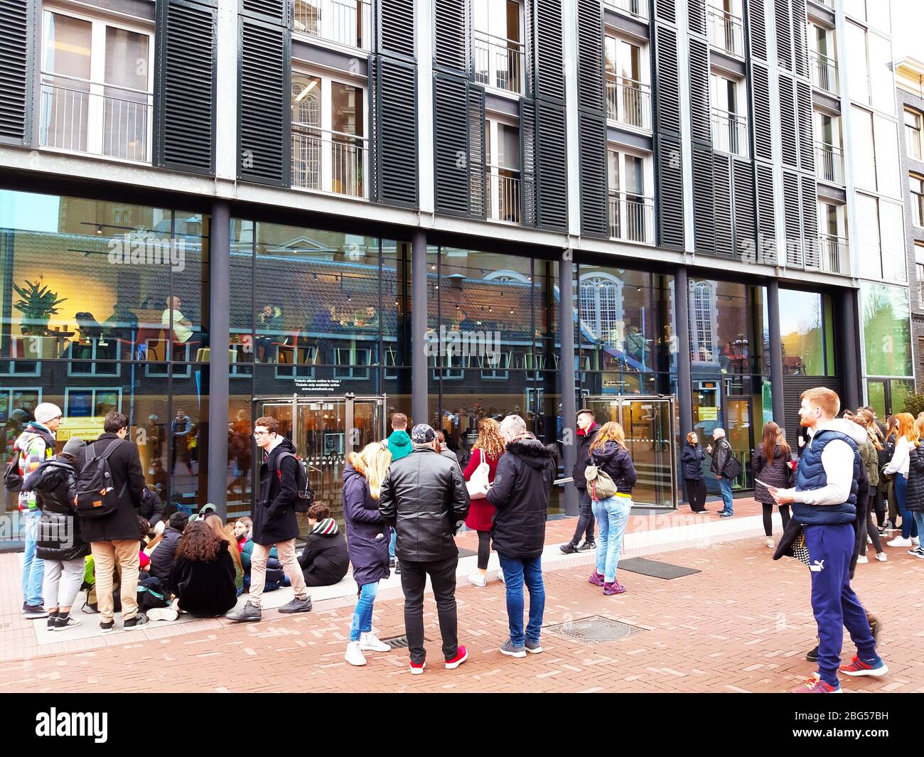 Foule de touristes accrués s'y accrochent pour visiter le bâtiment de la maison Anna Frank et le musée d'Amsterdam en hiver aux pays-bas Banque D'Images