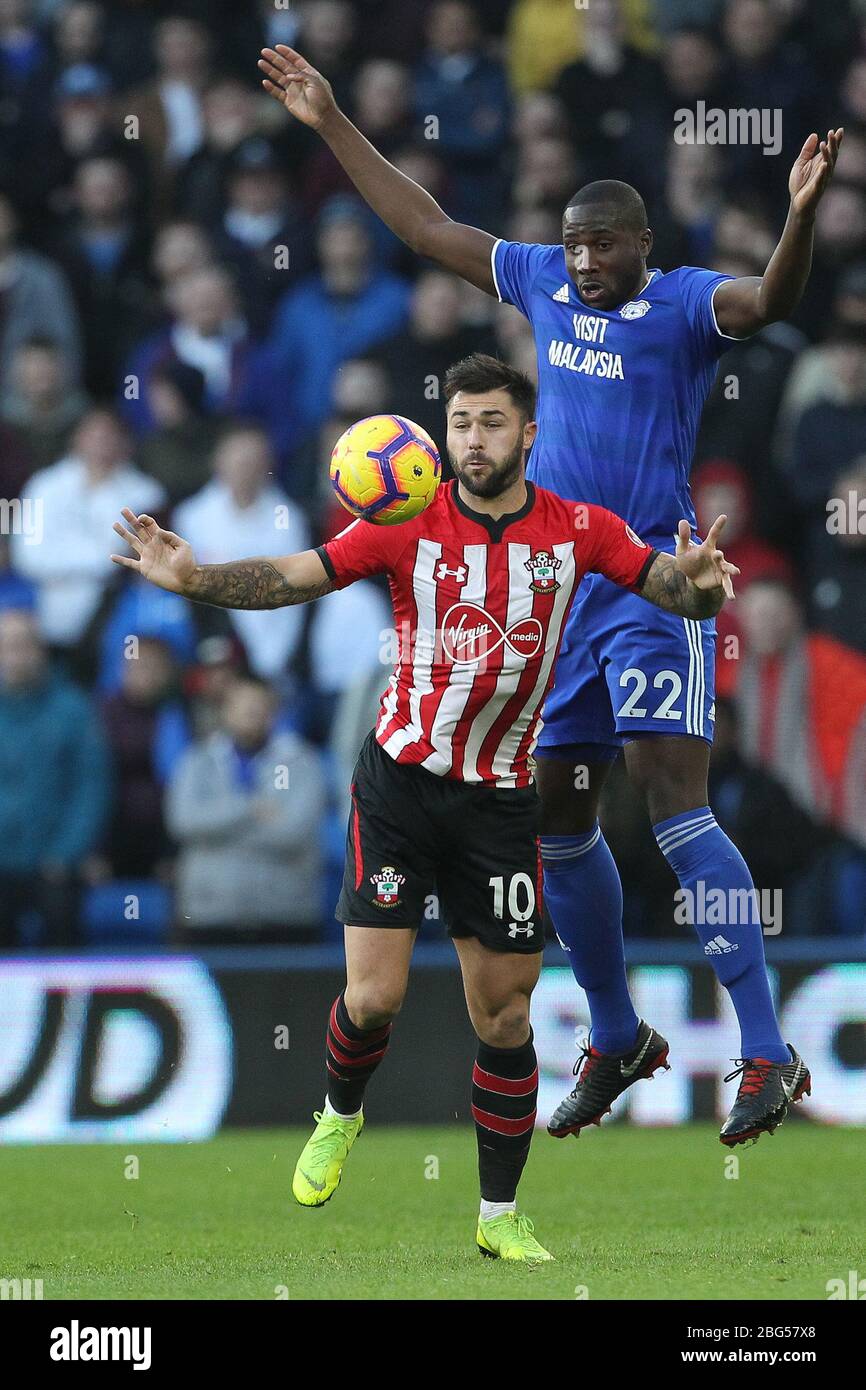 CARDIFF, PAYS DE GALLES Souleymane Bamba, de Cardiff City, conteste un en-tête avec Charlie Austin de Southampton lors du match de la Premier League entre Cardiff City et Southampton au Cardiff City Stadium, à Cardiff, le samedi 8 décembre 2018. (Crédit: Mark Fletcher | mi News) Banque D'Images