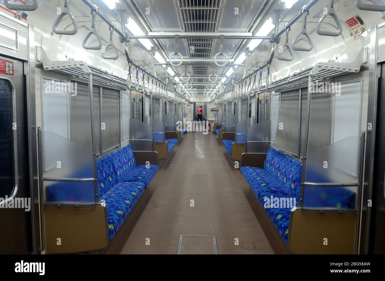 Vider le wagon à la gare de Kota le soir. Banque D'Images