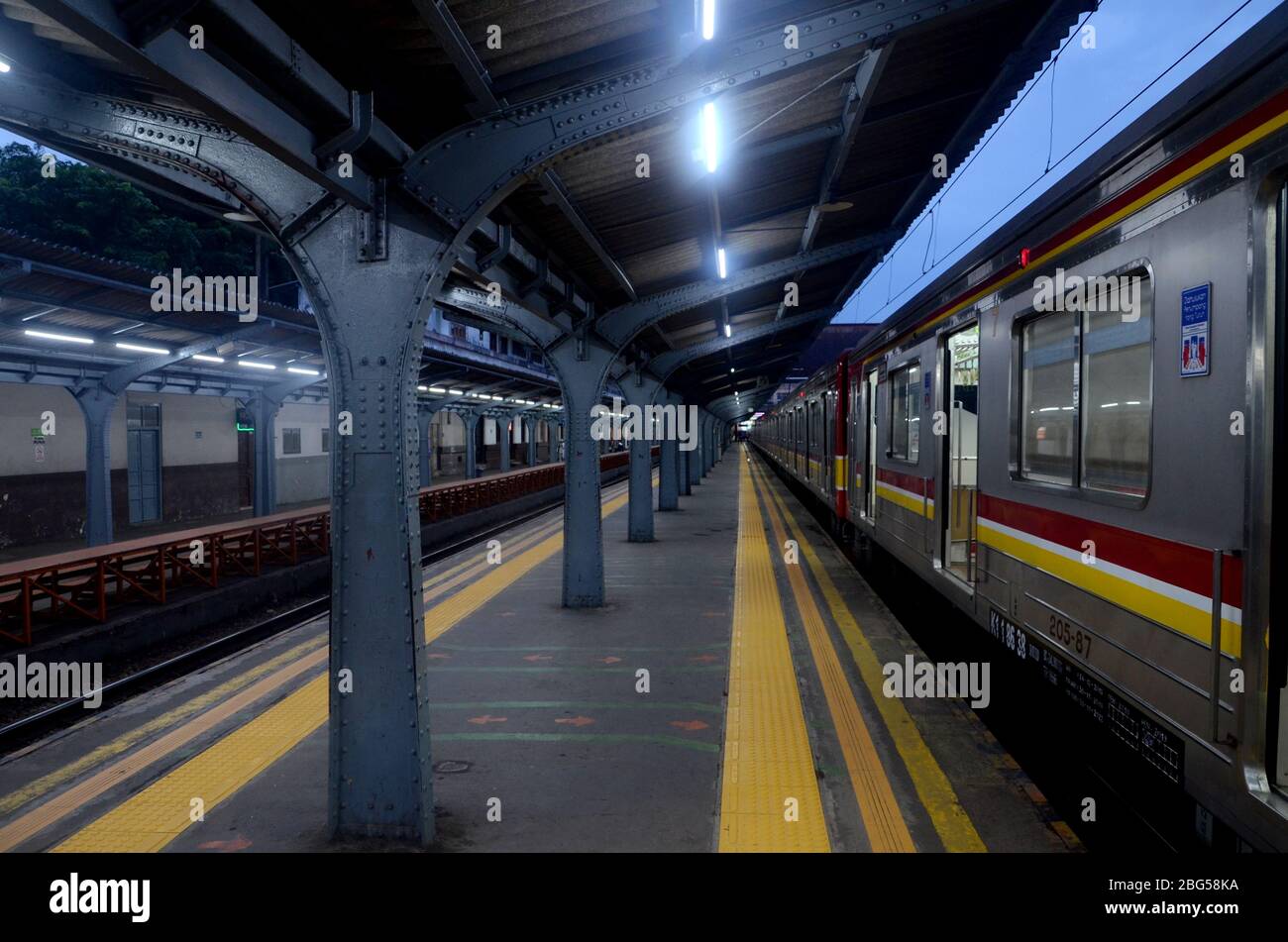 La gare de Kota est vide le soir. Banque D'Images