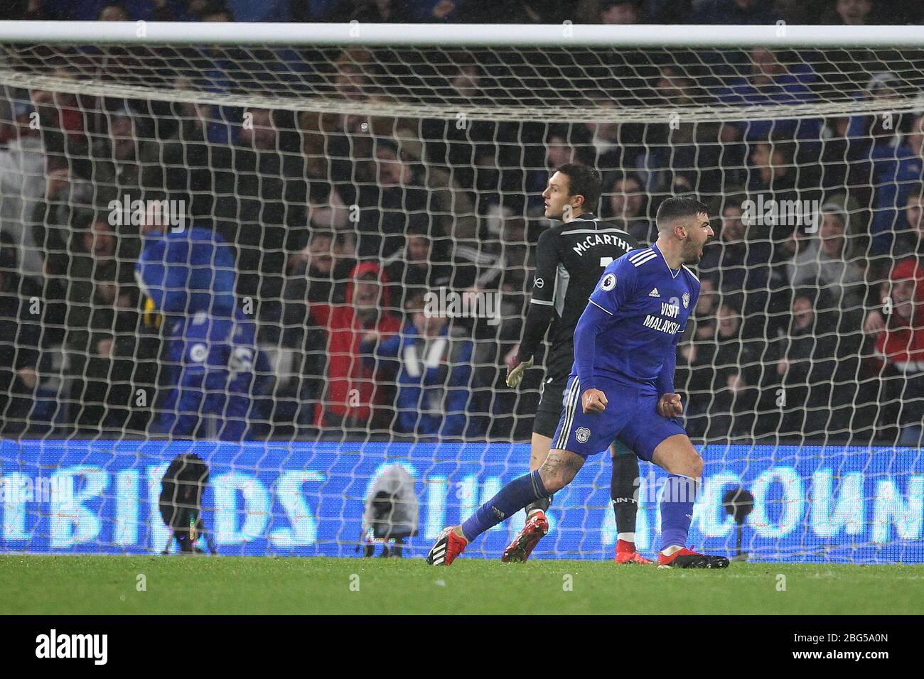 CARDIFF, PAYS DE GALLES Callum Paterson, de Cardiff City, célèbre après avoir obtenu un score sur le lieu de pénalité lors du match de la Premier League entre Cardiff City et Southampton au Cardiff City Stadium, à Cardiff, le samedi 8 décembre 2018. (Crédit: Mark Fletcher | mi News) Banque D'Images