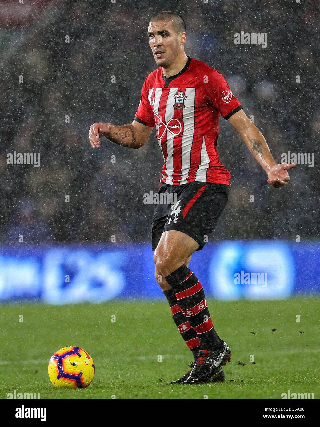 CARDIFF, PAYS DE GALLES Oriol Romeu de Southampton lors du match de la Premier League entre Cardiff City et Southampton au Cardiff City Stadium, Cardiff le samedi 8 décembre 2018. (Crédit: Mark Fletcher | mi News) Banque D'Images