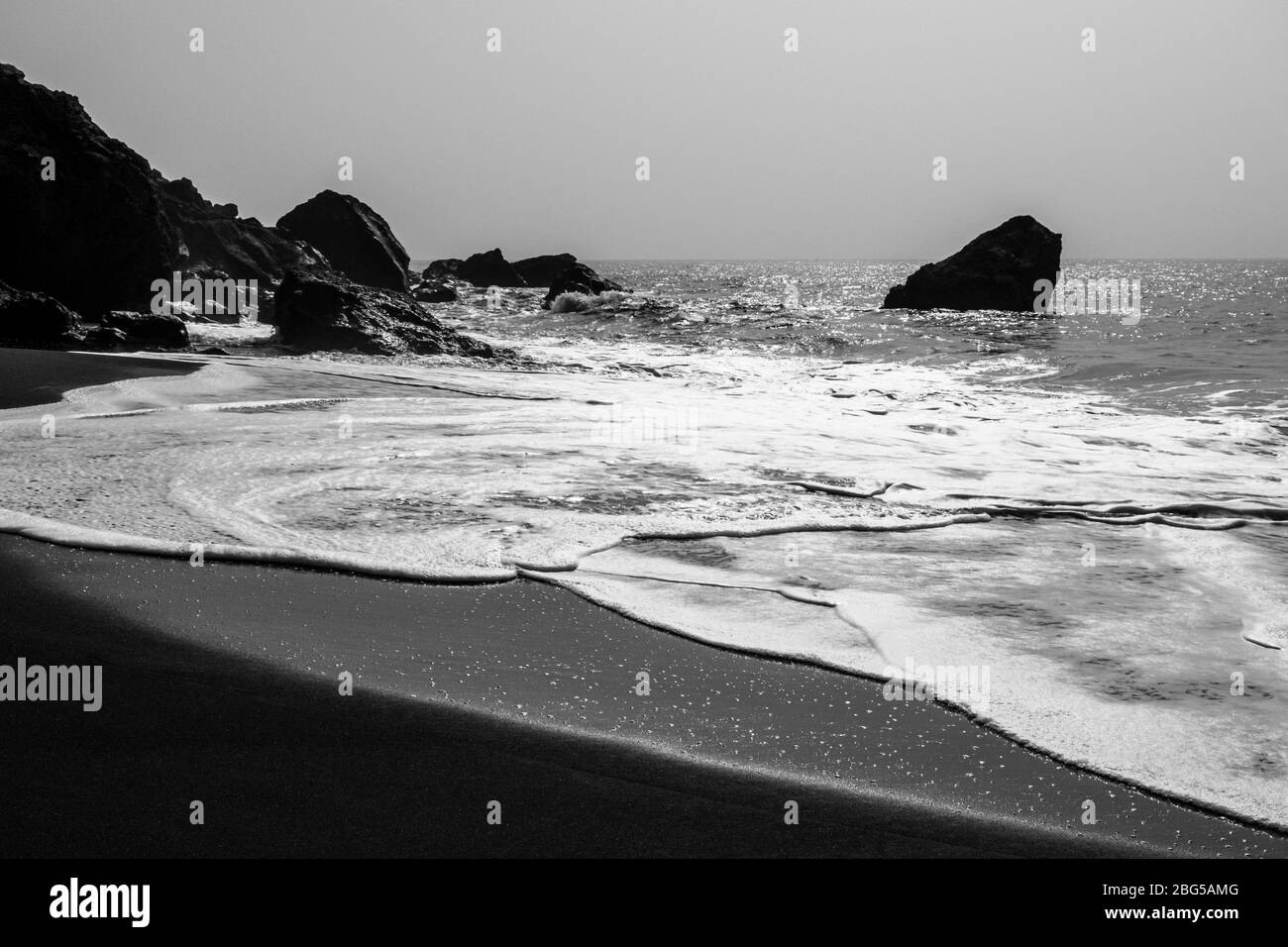 Côte en noir et blanc avec roche, la Palma, îles Canaries, Espagne Banque D'Images
