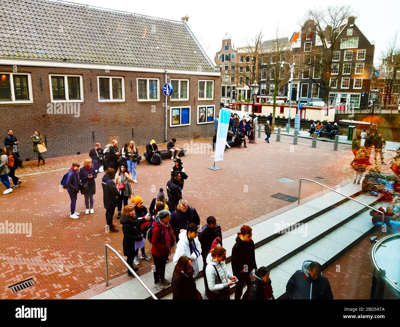 Foule de touristes accrués s'y accrochent pour visiter le bâtiment de la maison Anna Frank et le musée d'Amsterdam en hiver aux pays-bas Banque D'Images