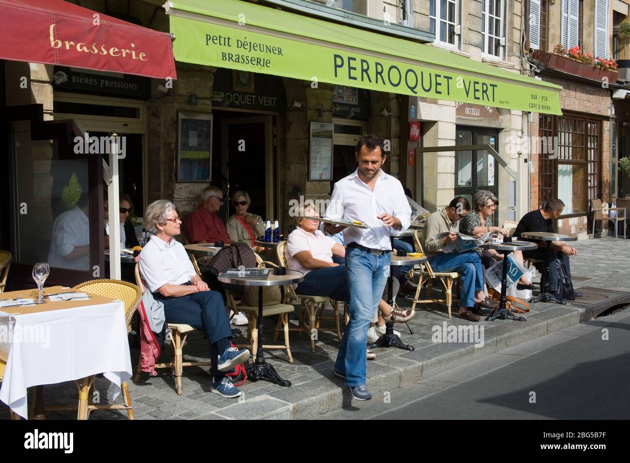 Restaurant dans le Vieux Port, Honfleur, Normandie, France, Europe Photo  Stock - Alamy