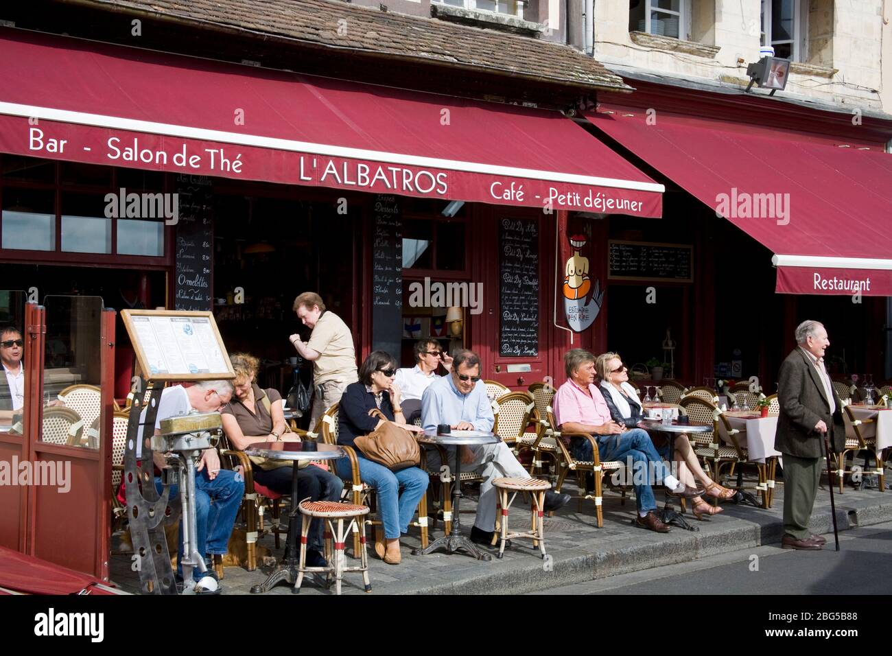 Restaurant dans le Vieux Port, Honfleur, Normandie, France, Europe Photo  Stock - Alamy