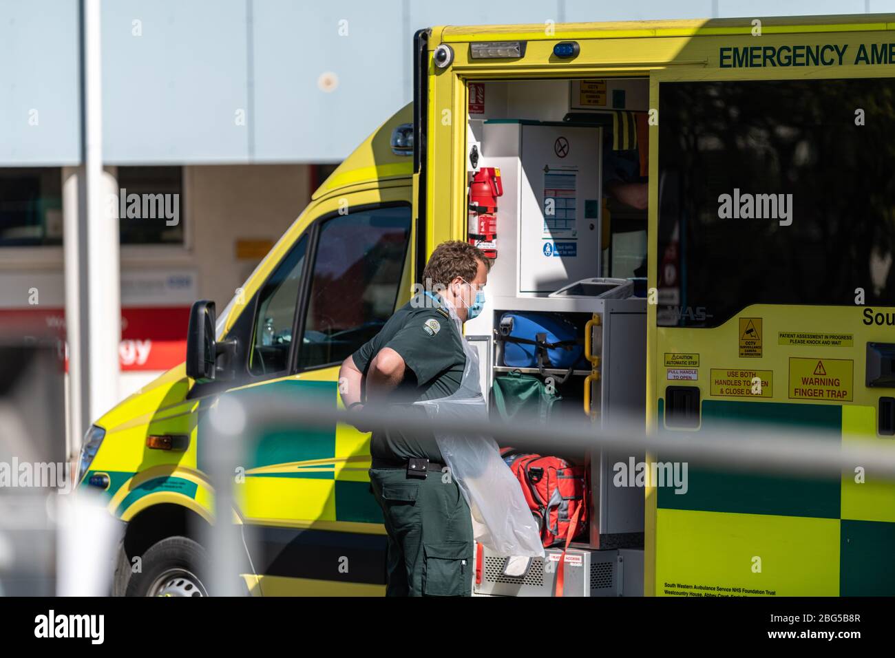 Le personnel du service ambulance du sud-ouest qui met son EPI avant de se rendre à l'hôpital général de Cheltenham. Banque D'Images