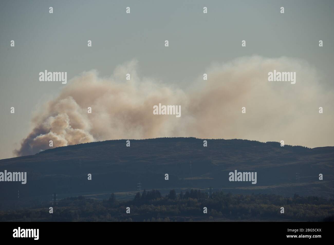 Lennoxtown, Royaume-Uni. 20 avril 2020. Photo: D'énormes panaches de fumée sombre billow forment un feu de forêt massif qui ressemble à son hors de contrôle, brûle sur les collines de Kilpatrick à Glasgow. Crédit : Colin Fisher/Alay Live News Banque D'Images