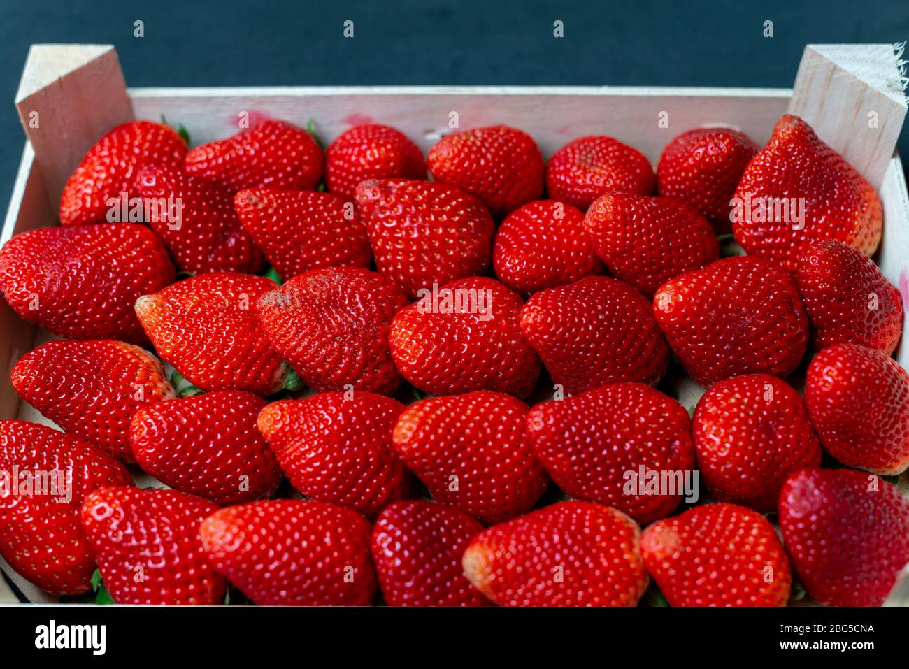 Les fraises du marché hebdomadaire près de ma ville, elles semblent super Banque D'Images