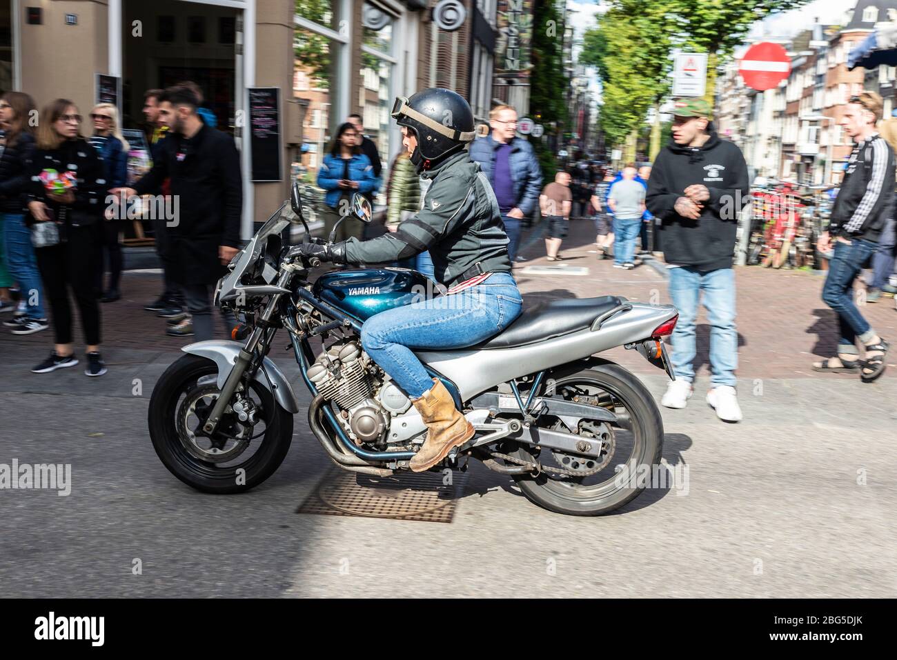 Amsterdam, Pays-Bas - 7 septembre 2018 : jeune femme en moto avec casque  circulant et personnes marchant dans un vieux centre historique d'Amsterdam  Photo Stock - Alamy