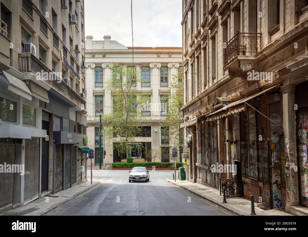 Charilaou Trikoupi rue avec seulement une voiture et totalement vide de personnes, pendant le verrouillage officiel en raison de l'épidémie de coronavirus. Banque D'Images