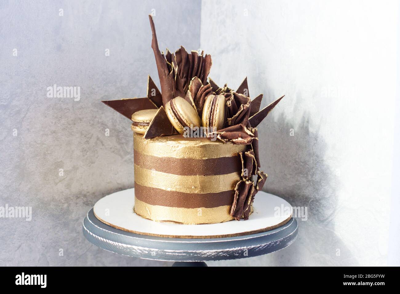 Gateau D Anniversaire Au Chocolat Avec Rayures Dorees Decoration Chocolat Noir Et Macarons Photo Stock Alamy