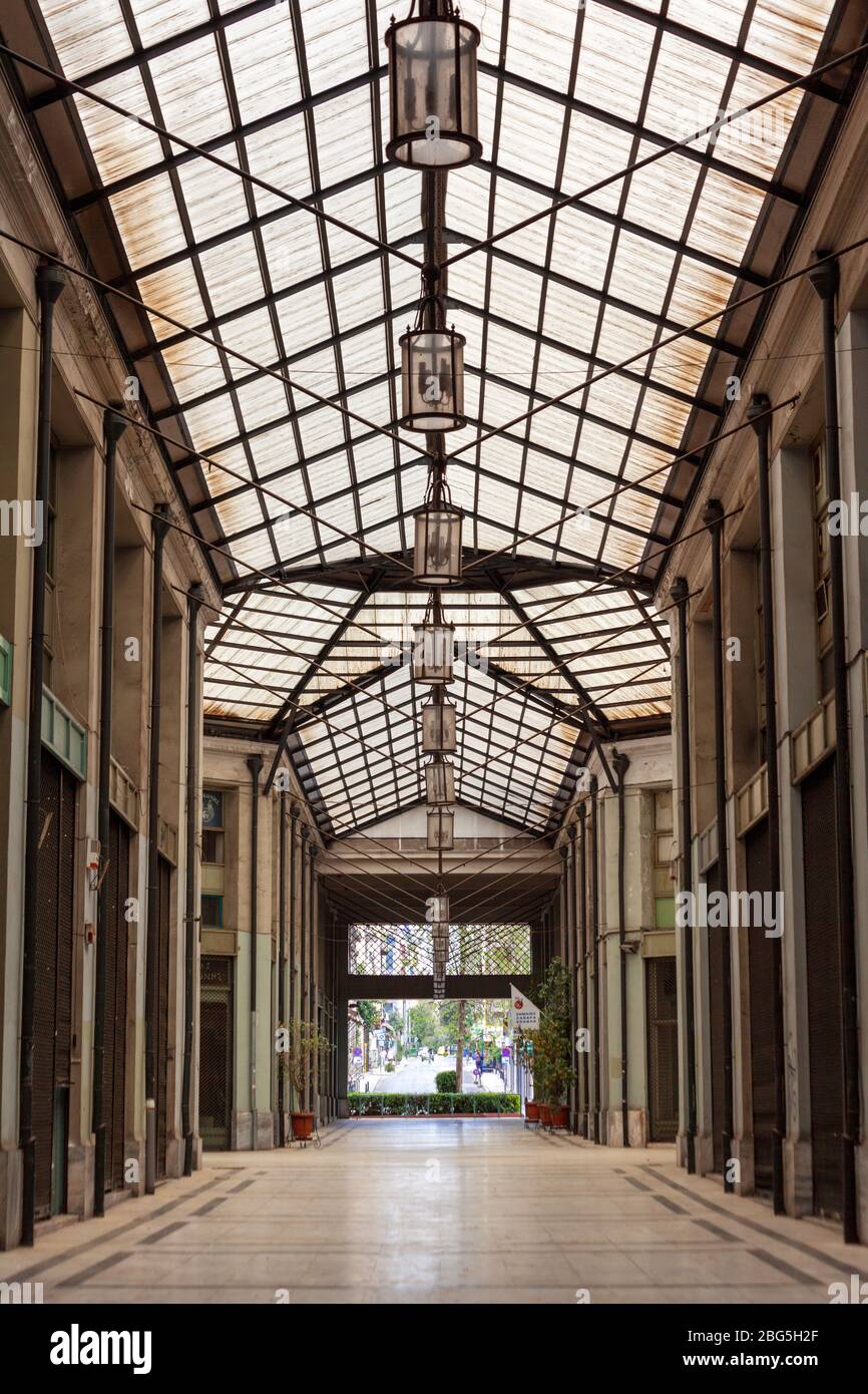 Galerie Arsaki à Athènes, entre les rues Panepistimiou et Stadiou, complètement vide, pendant le verrouillage officiel, en raison de l'éclosion de coronavirus. Banque D'Images