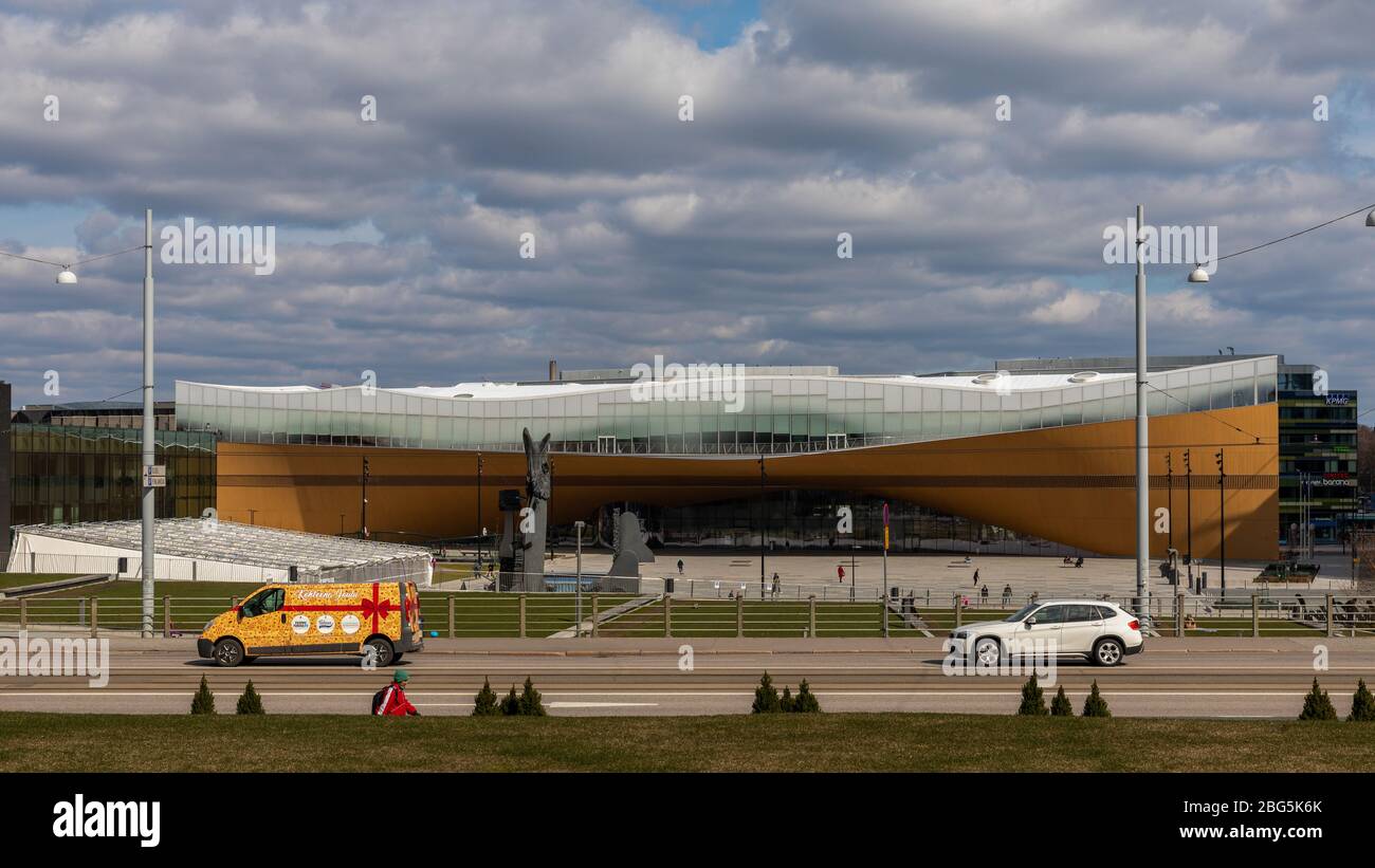 La bibliothèque centrale d'Helsinki « Oodi » fait partie de la place de la culture. Il est situé à côté du centre de musique d'Helsinki et du musée Kiasma d'Art moderne Banque D'Images