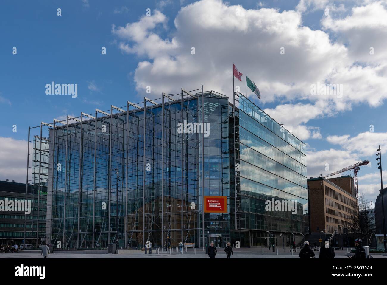 Le Sanomatalo est le premier bureau moderne à la façade de verre du centre-ville d'Helsinki. Il a été critiqué pour ne pas se mélanger avec les bâtiments environnants. Banque D'Images