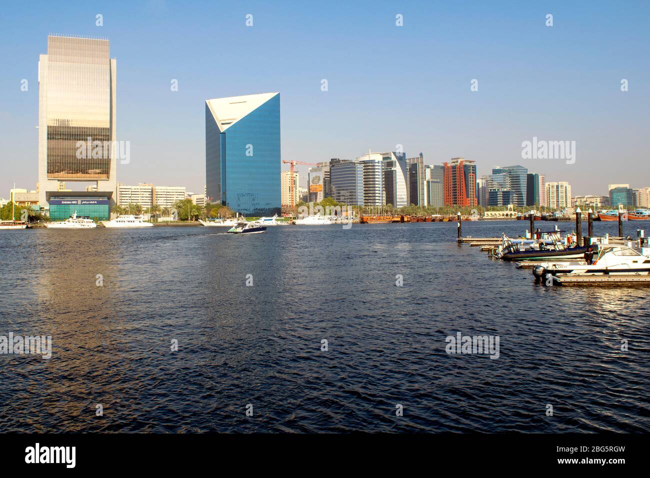Dubaï/Émirats Arabes Unis - 21 février 2020 : vue sur Dubai Creek dans la vieille ville depuis la zone d'Al Seef. La partie moderne de Deira Banque D'Images
