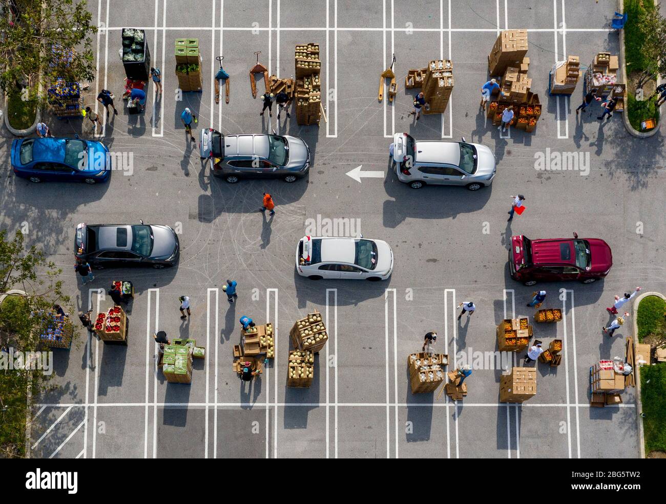 West Palm Beach, Floride, États-Unis. 20 avril 2020. Les voitures se trouvent dans un centre de distribution de nourriture en voiture dans le parking des magasins d'usine de Palm Beach. Les gens reçoivent une semaine d'approvisionnement en protéines, en produits frais, en œufs, en lait et en autres produits essentiels. Les dons sont limités à 800 voitures sur une base de premier arrivé premier servi chaque lundi. Palm Beach Outlets s'est associé à Feeding South Florida pour aider les personnes qui luttent pendant la pandémie de coronavirus. Crédit: Gregg Lovett/ZUMA Wire/Alay Live News Banque D'Images