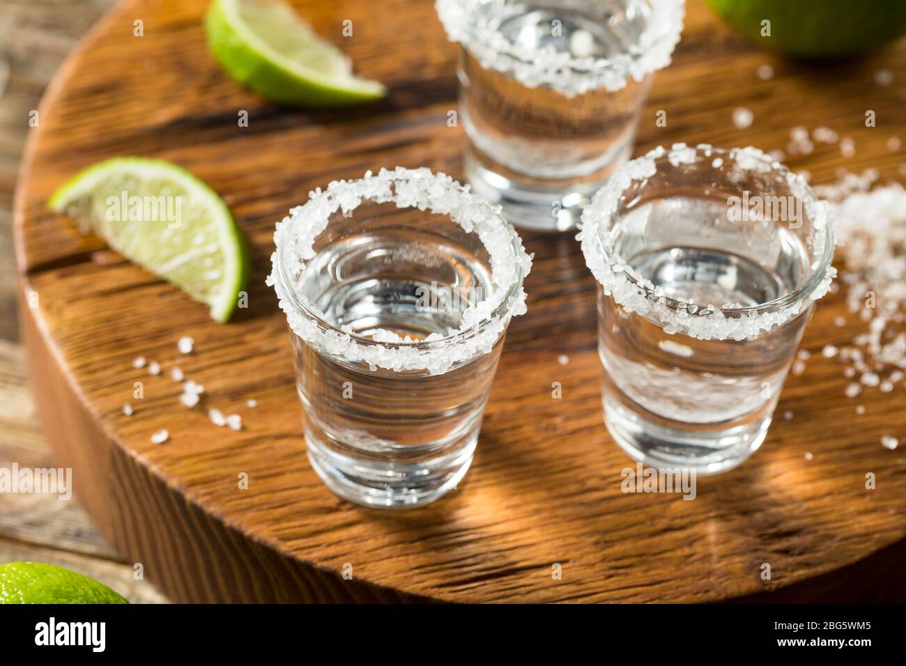 Prises de Tequila alcoolisées avec citron vert et sel Banque D'Images