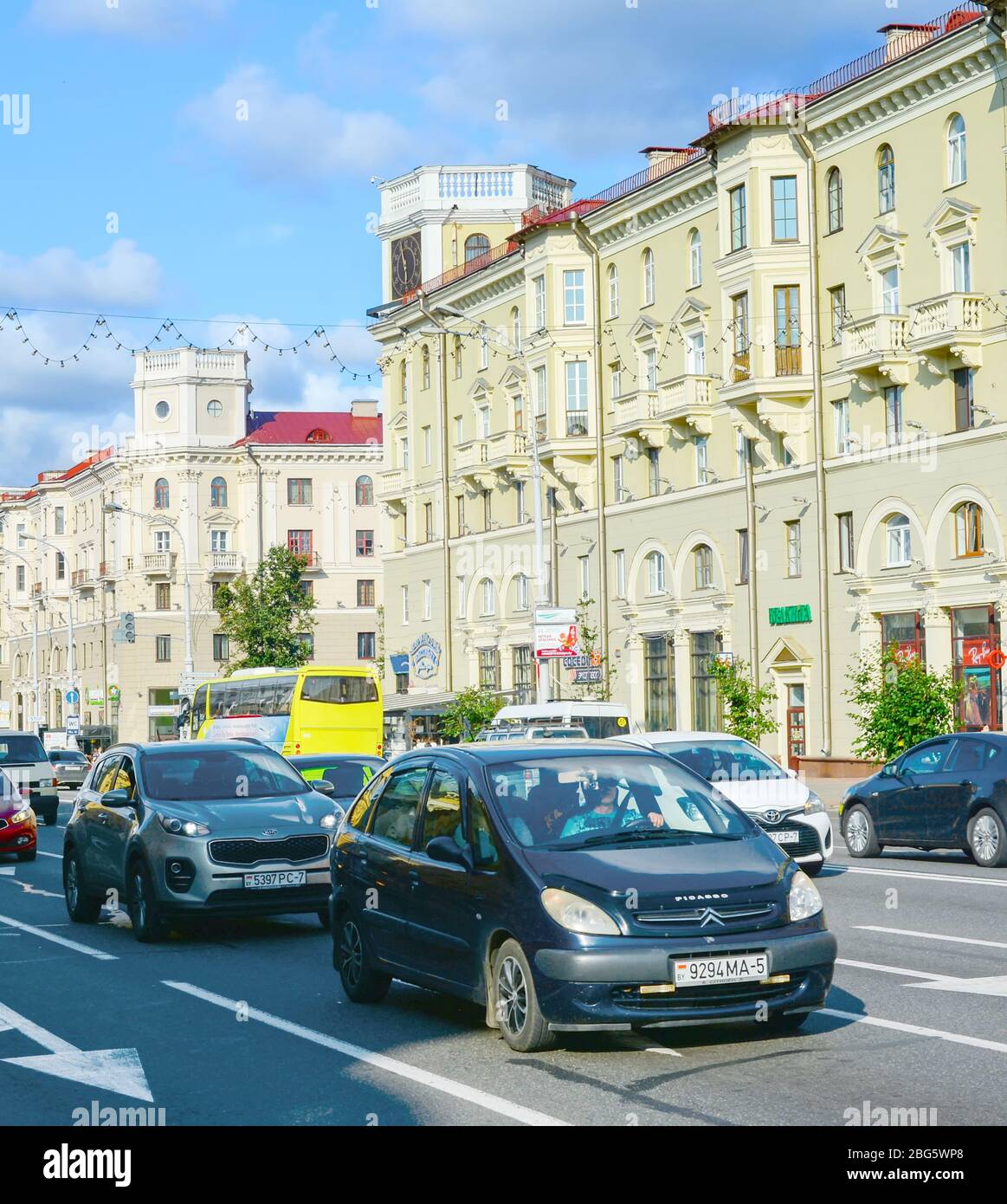 MINSK, BIÉLORUSSIE - 17 JUILLET 2019 : trafic sur une avenue centrale de l'indépendance. L'avenue indépendance est la rue principale de Minsk, la capitale du Bélarus Banque D'Images