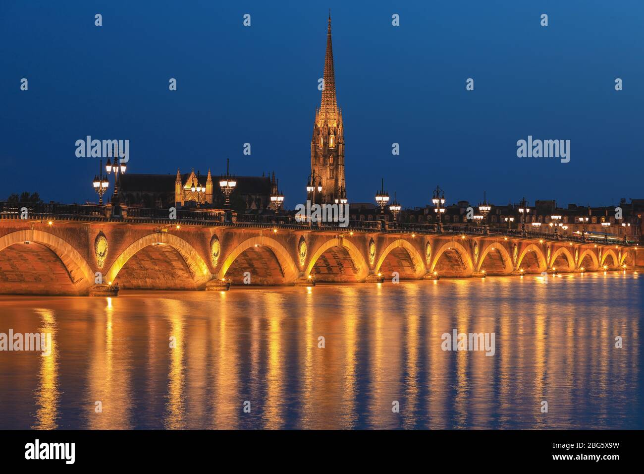Pont de Pierre sur la Garonne à Bordeaux, France Banque D'Images