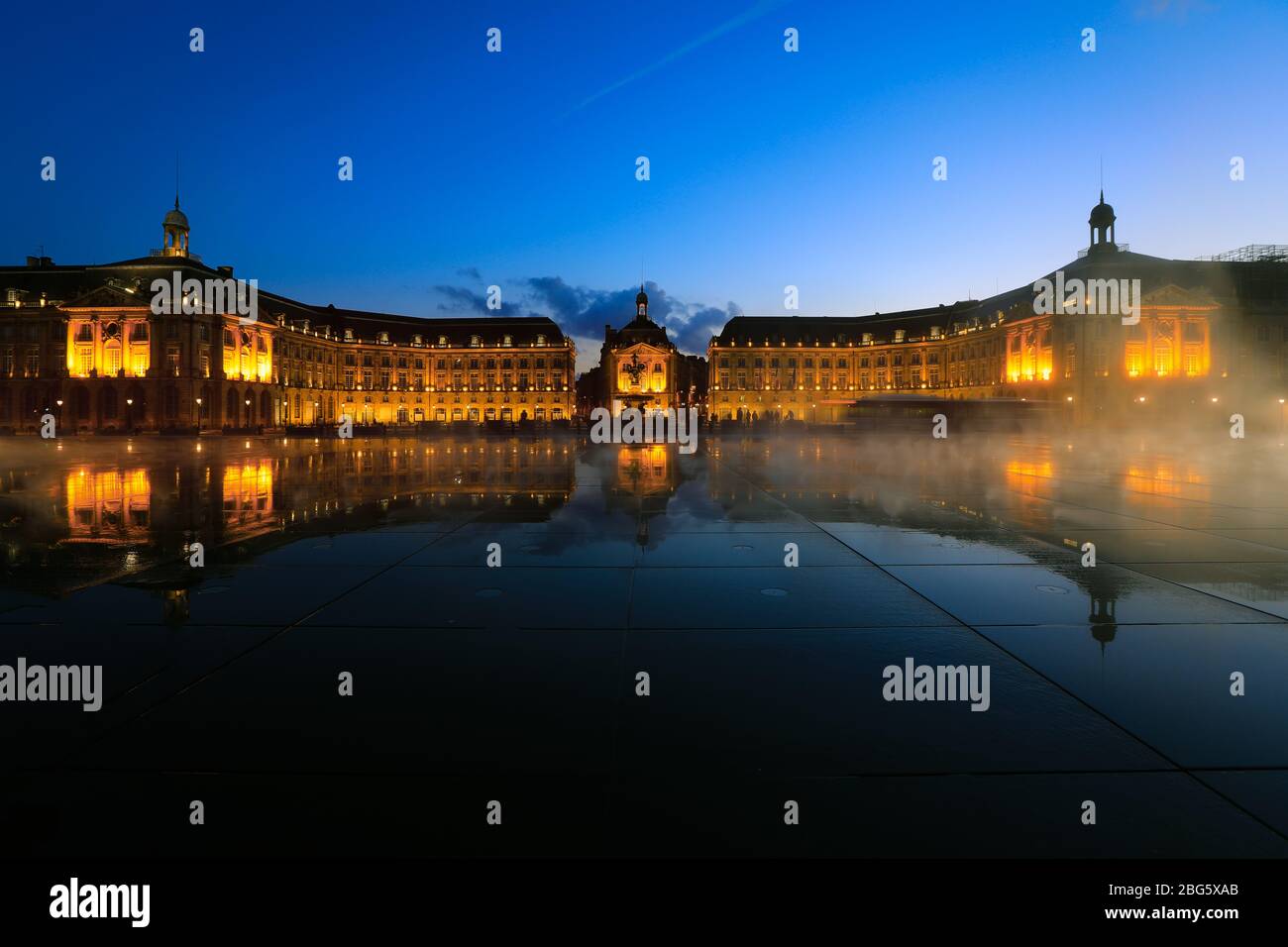 Reflet de la place de la Bourse et du tramway à Bordeaux, France. Patrimoine mondial de l'UNESCO Banque D'Images