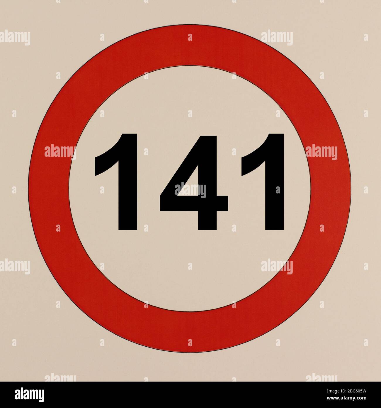 Illustration des Straßenverkehrszeichens 'maximum Geschwindigkeit 141 km pro Stunde' Banque D'Images